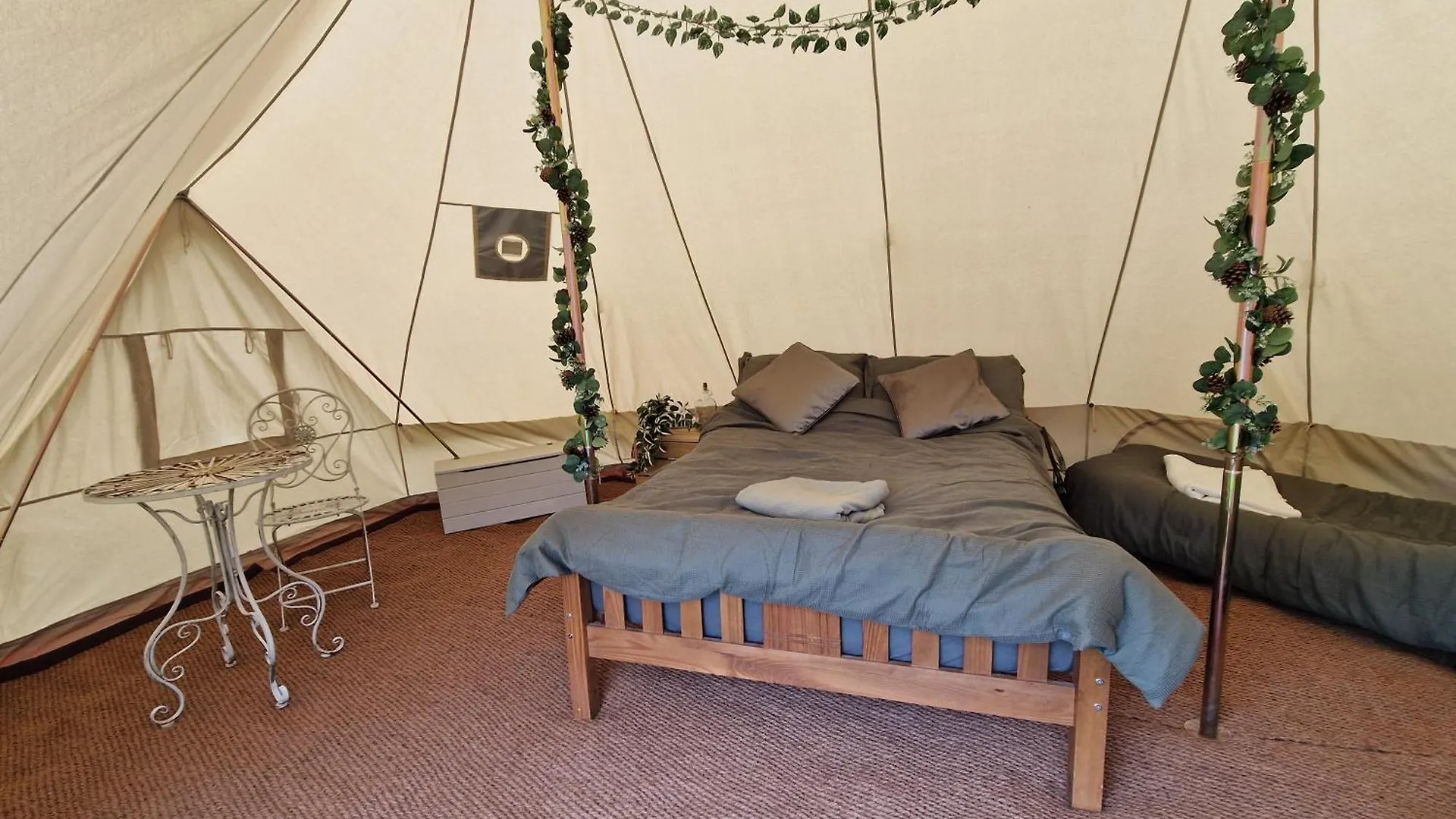 Aldwark Bridge Glamping - Aurora Tent בריטניה